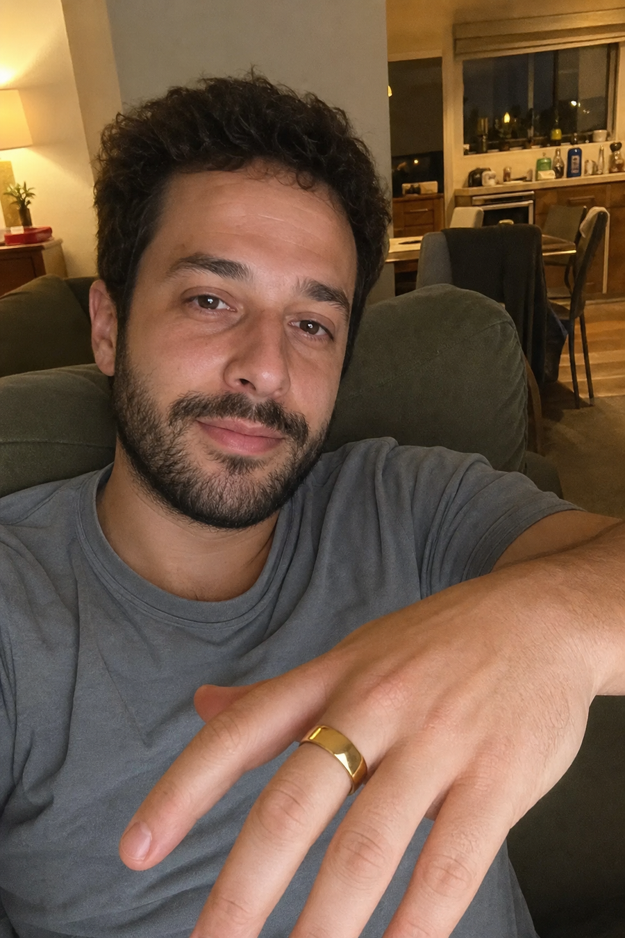 גבר רגוע בערב עם טבעת LOOP זהב על האצבע